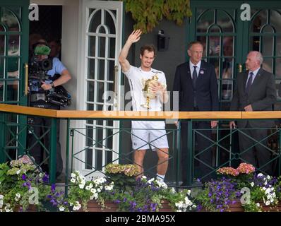 10 juillet 2016, Wimbledon, Londres. Andy Murray tient le trophée des célibataires pour hommes de Wimbledon pour les spectateurs sur le balcon du Centre court. Banque D'Images