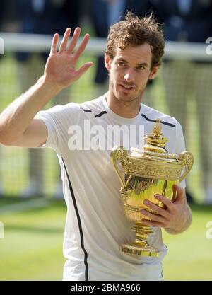 10 juillet 2016, Wimbledon, Londres: Mens Singles final, Centre court, Andy Murray détient le trophée Wimbledon après avoir battu Milos Raonic du Canada. Banque D'Images