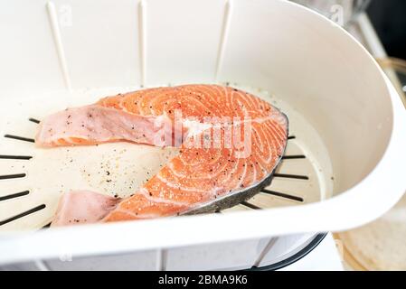 Cuisson, saumon dans une double chaudière, vapeur. Banque D'Images