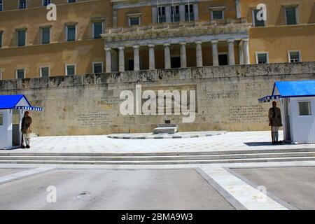 Athènes, Grèce, mai 6 2020 - l'un des endroits les plus touristiques d'Athènes - la tombe du soldat inconnu devant le Parlement grec avec la famille Banque D'Images