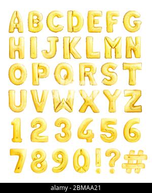 Alphabet complet avec des chiffres en ballons dorés isolés sur fond blanc Banque D'Images