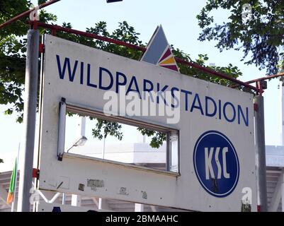 Karlsruhe, Allemagne. 08e mai 2020. Une pancarte à la Wildparkstadion, qui abrite le club de la deuxième division Karlsruher SC. Le club de football de deuxième division très endetté souhaite que ses membres votent en ligne lors d'une réunion extraordinaire le 15.05.2020 sur l'insolvabilité prévue dans l'administration autonome. Crédit : Uli Deck/dpa/Alay Live News Banque D'Images