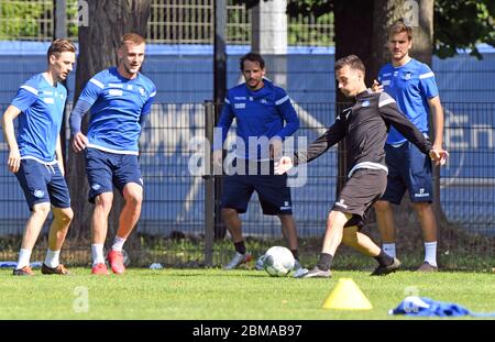 Karlsruhe, Allemagne. 08e mai 2020. Christian Eichner (r), entraîneur du club de deuxième division Karlsruher SC, enregistré lors d'une session d'entraînement d'équipe au stade Wildpark. Après la suspension des opérations du match en mars en raison de la crise de Corona, la saison actuelle sera poursuivie avec des jeux fantômes à partir du 16 mai. Crédit : Uli Deck/dpa/Alay Live News Banque D'Images