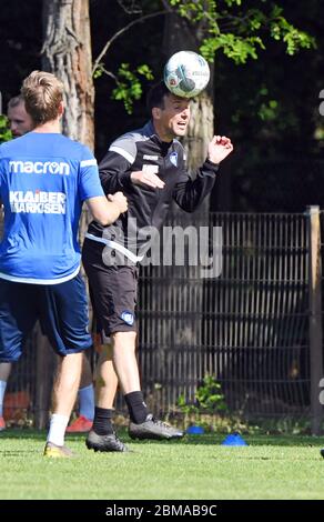 Karlsruhe, Allemagne. 08e mai 2020. Christian Eichner, entraîneur du club de deuxième division Karlsruher SC, enregistré lors d'une session d'entraînement d'équipe au stade Wildpark. Après la suspension des opérations du match en mars en raison de la crise de Corona, la saison actuelle sera poursuivie avec des jeux fantômes à partir du 16 mai. Crédit : Uli Deck/dpa/Alay Live News Banque D'Images