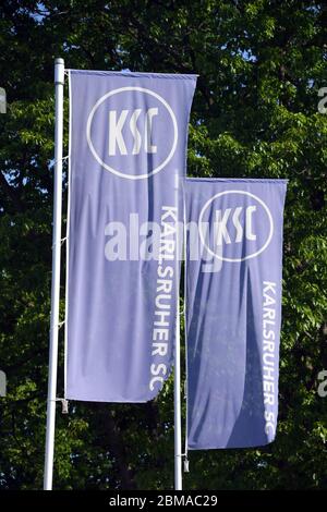 Karlsruhe, Allemagne. 08e mai 2020. Drapeaux du club de la deuxième division Karlsruher SC, pris dans le Wildparkstadion. Le club de football de deuxième division très endetté souhaite que ses membres votent en ligne lors d'une réunion extraordinaire le 15 mai 2020 sur l'insolvabilité prévue dans l'administration autonome. Crédit : Uli Deck/dpa/Alay Live News Banque D'Images