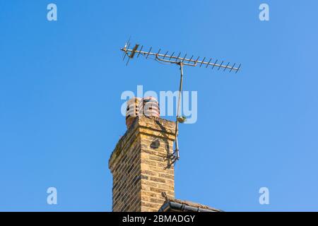 Une antenne de télévision sur une cheminée contre un ciel bleu. Hertfordshire. ROYAUME-UNI Banque D'Images