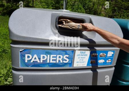 Emballage en papier et carton placé dans un grand bac de recyclage en plastique dans la région Ariège, dans le sud de la France Banque D'Images