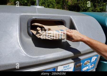 Emballage en papier et carton placé dans un grand bac de recyclage en plastique dans la région Ariège, dans le sud de la France Banque D'Images