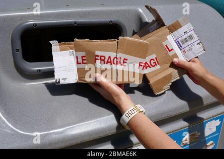 Emballage en papier et carton placé dans un grand bac de recyclage en plastique dans la région Ariège, dans le sud de la France Banque D'Images