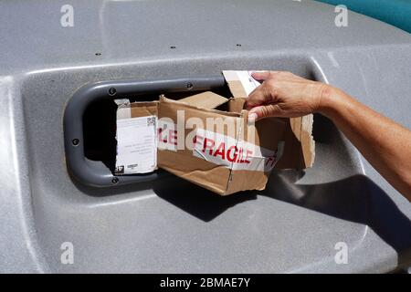 Emballage en papier et carton placé dans un grand bac de recyclage en plastique dans la région Ariège, dans le sud de la France Banque D'Images