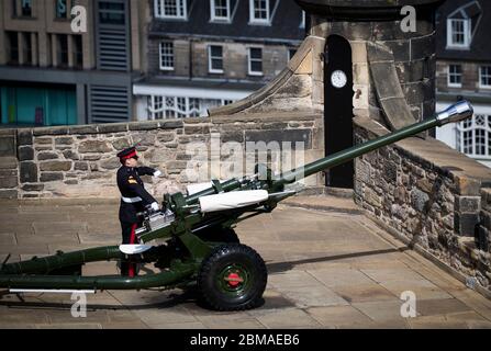 Le Sergent David Beveridge se prépare à tirer une Salute au fusil des remparts du château d'Édimbourg, pour marquer le début du silence de deux minutes, le 75e anniversaire de la Journée du VE. Banque D'Images