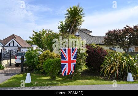 Littlehampton UK 8 mai 2020 - un Bunking commémorera l'anniversaire de la Ve journée dans le village de Ferring près de Worthing pendant les restrictions de confinement de la pandémie du coronavirus COVID-19. Il y a 75 ans que la victoire en Europe sur les Allemands a été annoncée pendant la deuxième Guerre mondiale : crédit Simon Dack / Alamy Live News Banque D'Images