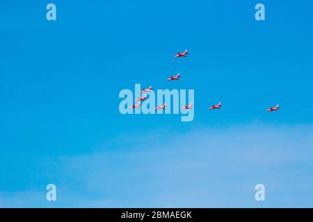 L'équipe aérobatique des Red Arrows Royal Air Force passe au-dessus de Suffolk dans le cadre des célébrations de la Journée du VE le 8 mai 2020 Banque D'Images