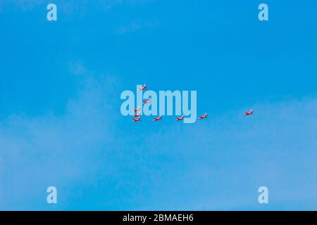 L'équipe aérobatique des Red Arrows Royal Air Force passe au-dessus de Suffolk dans le cadre des célébrations de la Journée du VE le 8 mai 2020 Banque D'Images