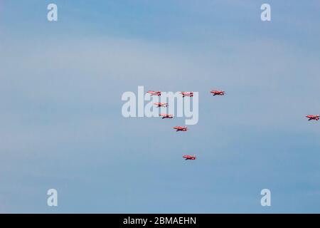 L'équipe aérobatique des Red Arrows Royal Air Force passe au-dessus de Suffolk dans le cadre des célébrations de la Journée du VE le 8 mai 2020 Banque D'Images