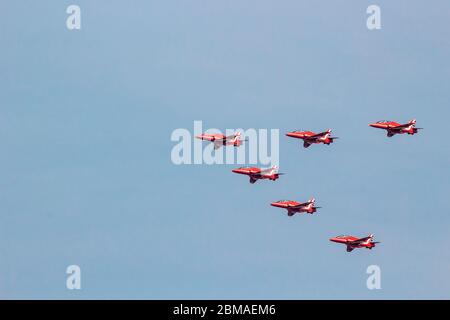 L'équipe aérobatique des Red Arrows Royal Air Force passe au-dessus de Suffolk dans le cadre des célébrations de la Journée du VE le 8 mai 2020 Banque D'Images