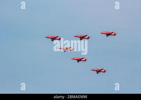 L'équipe aérobatique des Red Arrows Royal Air Force passe au-dessus de Suffolk dans le cadre des célébrations de la Journée du VE le 8 mai 2020 Banque D'Images