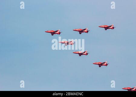 L'équipe aérobatique des Red Arrows Royal Air Force passe au-dessus de Suffolk dans le cadre des célébrations de la Journée du VE le 8 mai 2020 Banque D'Images