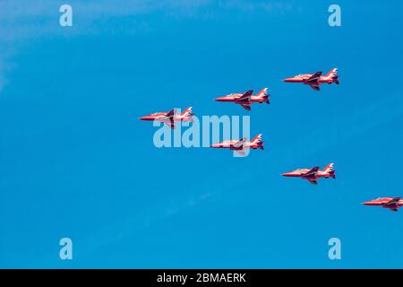 L'équipe aérobatique des Red Arrows Royal Air Force passe au-dessus de Suffolk dans le cadre des célébrations de la Journée du VE le 8 mai 2020 Banque D'Images