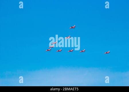 L'équipe aérobatique des Red Arrows Royal Air Force passe au-dessus de Suffolk dans le cadre des célébrations de la Journée du VE le 8 mai 2020 Banque D'Images