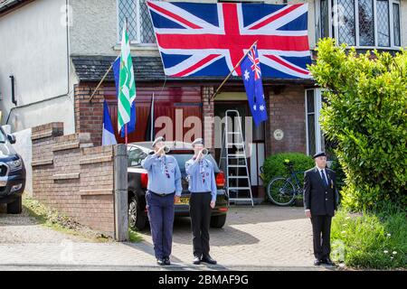 Chippenham, Wiltshire, Royaume-Uni, 8 mai 2020. Les résidents de la région de Rowden Hill, à Chippenham, sont photographiés pour commémorer le 75e anniversaire de la Journée de la VE . Credit: Lynchpics/Alay Live News Banque D'Images