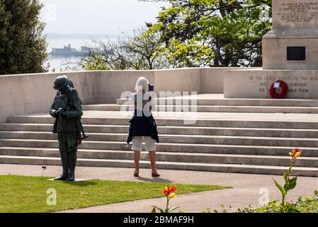 Southend on Sea, Essex, Royaume-Uni. 8 mai 2020. À 11h le 75e anniversaire du jour VE, une couronne commémorative a été déposée au Southend on Sea War Memorial situé sur les falaises au-dessus de l'estuaire de la Tamise. Le Mémorial est une conception de Sir Edwin Lutyens avec un cénotaphe comme caractéristique principale. En raison des restrictions de confinement COVID-19, peu de participants ont assisté Banque D'Images