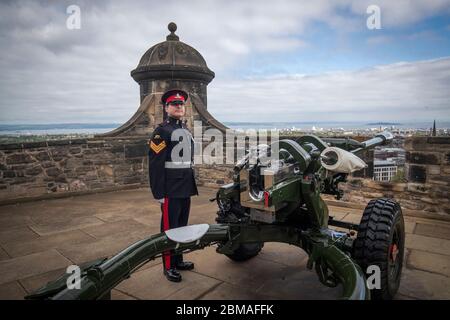 Le Sergent David Beveridge se prépare à tirer une Salute au fusil des remparts du château d'Édimbourg, pour marquer le début du silence de deux minutes, le 75e anniversaire de la Journée du VE. Banque D'Images