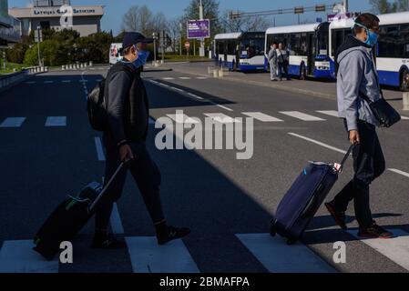 RIGA, LETTONIE. 7 mai 2020. Les passagers portant un masque de protection du visage arrivent à l'aéroport international de Riga. Banque D'Images