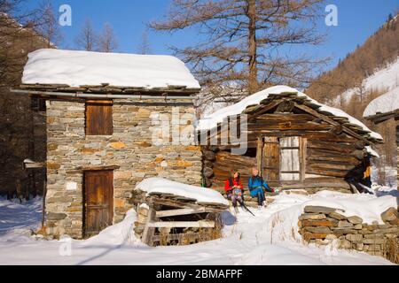 Ski de fond se reposant à l'extérieur de la cabine en bois dans Gran Paradiso NP, Valnontey, vallée d'Aoste, alpes italiennes, Italie, Europe Banque D'Images