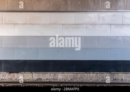 Plaques de différentes nuances de gris sur le côté d'un tunnel. Banque D'Images