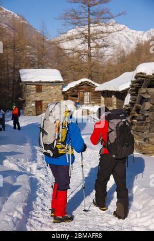 Ski de fond se reposant à l'extérieur de la cabine en bois dans Gran Paradiso NP, Valnontey, vallée d'Aoste, alpes italiennes, Italie, Europe Banque D'Images