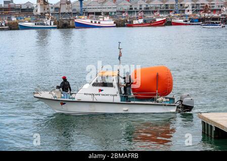 Le Cap, Afrique du Sud. 2019. Bouée gonflable sphérique utilisée dans la mer pour les courses de yacht transportées sur l'océan. Banque D'Images
