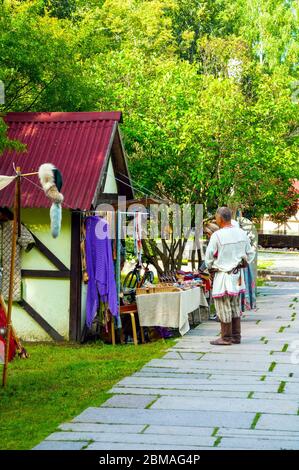 Veliky Novgorod, Russie - 23 août 2019. Homme non identifié vêtu de vêtements folkloriques slaves au point de vente de rue de la cour de Yaroslav à Veliky Banque D'Images
