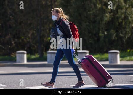 RIGA, LETTONIE. 7 mai 2020. Les passagers portant un masque de protection du visage arrivent à l'aéroport international de Riga. Banque D'Images