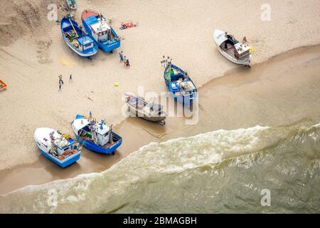 , pêcheurs et touristes sur la plage à Mielenko, 05.06.2017, vue aérienne, Pologne, Poméranie occidentale, Mielenko Banque D'Images