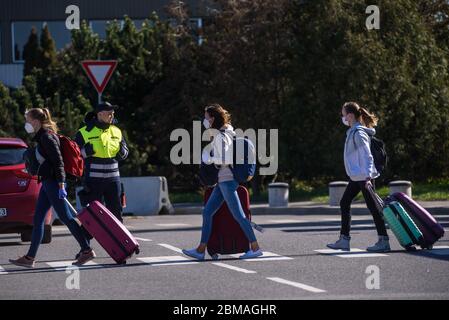 RIGA, LETTONIE. 7 mai 2020. Les passagers portant un masque de protection du visage arrivent à l'aéroport international de Riga. Banque D'Images