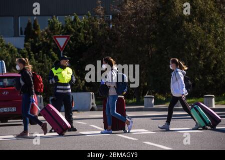 RIGA, LETTONIE. 7 mai 2020. Les passagers portant un masque de protection du visage arrivent à l'aéroport international de Riga. Banque D'Images