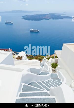 Vue de l'île de Santorin sur deux navires de croisière, Grèce, Cyclades, Santorin Banque D'Images