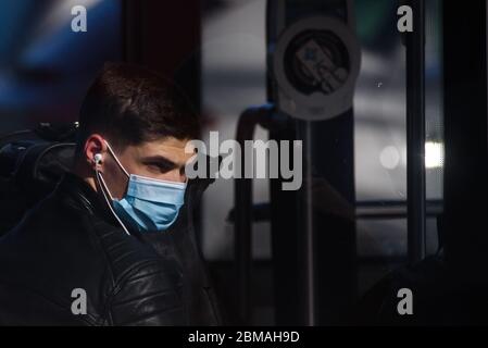 RIGA, LETTONIE. 7 mai 2020. Les passagers portant un masque de protection du visage arrivent à l'aéroport international de Riga. Banque D'Images