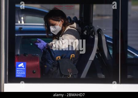 RIGA, LETTONIE. 7 mai 2020. Les passagers portant un masque de protection du visage arrivent à l'aéroport international de Riga. Banque D'Images