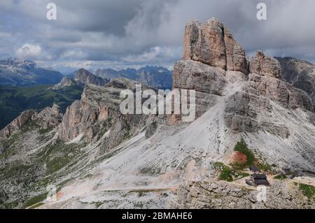 Le pic des Dolomites d'Averau surplombe le Rifugio Averau, qui se trouve dans le col. Banque D'Images