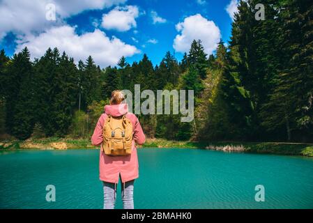Randonneur féminin dans une belle nature. Femme debout près du lac Turquoise. Arbres verts et ciel bleu en arrière-plan. Modifier l'espace. Banska Stiavnica, Slovaquie Banque D'Images
