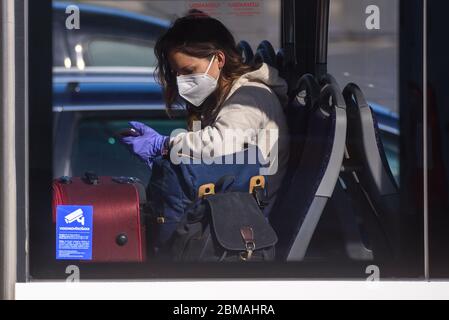 RIGA, LETTONIE. 7 mai 2020. Les passagers portant un masque de protection du visage arrivent à l'aéroport international de Riga. Banque D'Images