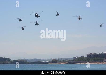 Série 101 de 165 sept hélicoptères survolent à bas niveau à la Journée des forces armées Santander Espagne Banque D'Images