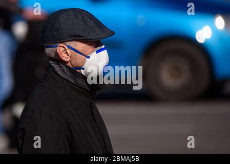 RIGA, LETTONIE. 7 mai 2020. Les passagers portant un masque de protection du visage arrivent à l'aéroport international de Riga. Banque D'Images