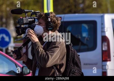 RIGA, LETTONIE. 7 mai 2020. Les passagers portant un masque de protection du visage arrivent à l'aéroport international de Riga. Banque D'Images