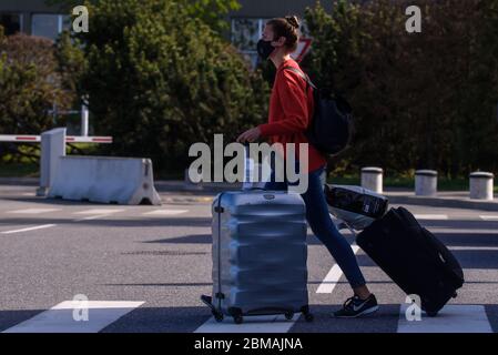 RIGA, LETTONIE. 7 mai 2020. Les passagers portant un masque de protection du visage arrivent à l'aéroport international de Riga. Banque D'Images