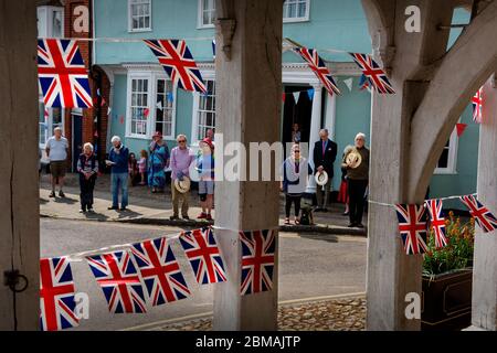 Thaxted, Royaume-Uni. 08e mai 2020. Thaxted Essex Angleterre. VE jour 2 minute Silence pour se souvenir du 75e anniversaire 0f fin de la Seconde Guerre mondiale en Europe. 8 mai 2020 les habitants de Thaxted se réunissent en gardant une distance respectueuse les uns des autres en raison de la pandémie du coronavirus à l'extérieur du 14ème siècle Guildhall de prendre part à un silence de 2 minutes pour se souvenir de ceux qui ont perdu leur vie pendant la Seconde Guerre mondiale, dont 11 hommes de Thaxted, A ce jour le 75e anniversaire de la fin de la guerre en Europe, VE Day, 8 mai 1945 - 8 mai 2020. Photo par crédit: BRIAN HARRIS/Alay Live News Banque D'Images