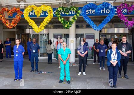 Londres, Royaume-Uni. 8 mai 2020. Les infirmières, les médecins et les travailleurs de soins de Chelsea et de l'hôpital Westminster tiennent 2 minutes de silence pour le jour de VE. La victoire en Europe a été célébrée le 8 mai 1945. Crédit : Mark Thomas/Alay Live News Banque D'Images