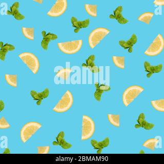 Tranches de citron et feuilles de menthe sur fond bleu. Banque D'Images